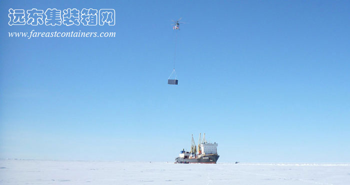 海运集装箱被运送到集装箱建筑的建造地点